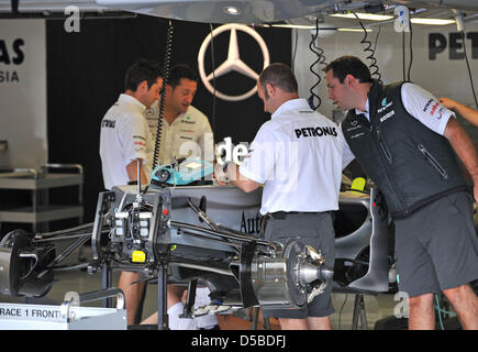 Mercedes GP Mechaniker arbeiten auf Nico Rosbergs Rennwagen in Spa-Francorchamps, Belgien, 26. August 2010. Am 29. August 2010 beginnt der Grand Prix von Belgien, das 13. Rennen der Formel1 Saison. Foto: PETER STEFFEN Stockfoto