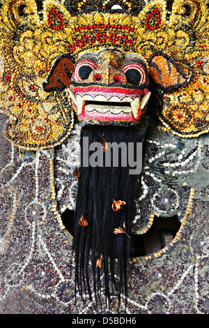 BALI, Indonesien - 26 Februar: Reich verzierte Monster Statue Ulun Danu Tempel am 26. Februar 2011, Bali, Indonesien Stockfoto