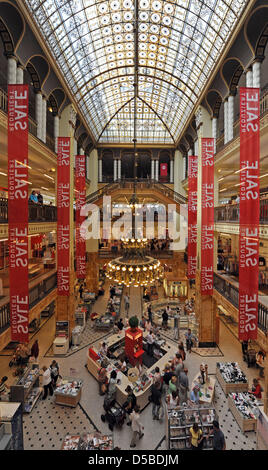 (Datei) - ein Dpa-Datei-Bild vom 14. August 2009 zeigt das Kaufhaus Hertie in Görlitz, Deutschland. Das Gebäude ist leer, da die Hertie-Gruppe im August 2009 in Konkurs ging; Es könnte als Veranstaltungsort für klassische Konzerte in der Zukunft verwendet werden. Foto: Matthias Hiekel/lsn Stockfoto