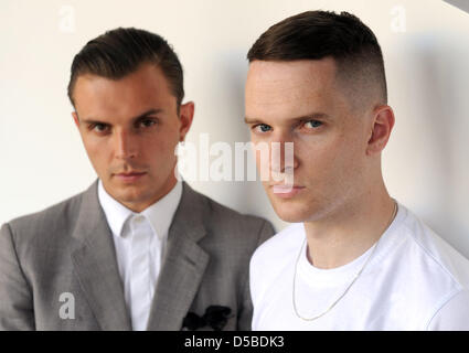 (Datei) - ein Dpa-Datei-Bild vom 16. Juli 2010 zeigt die Musiker Theo Hutchcraft (L) und Adam Anderson von britischen Elektronic Band "Hurts" in Berlin, Deutschland. Das Duo-Debüt-Album trägt den Titel "Glück" und erscheint am 27. August 2010 in Deutschland. Foto: Britta Pedersen Stockfoto