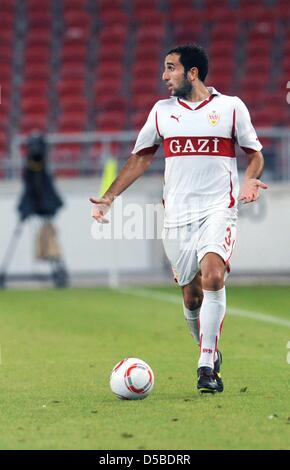 Stuttgarts Cristian Molinaro Kontrollen den Ball während der UEFA Europa League spielen 2. Bein VfB Stuttgart Vs SK Slovan Bratislava in Stuttgart, Deutschland, 26. August 2010. Das Spiel 2-2, gebunden war hochschiebt Stuttgart, Gruppenphase gewinnen 3: 2-Gesamtsieg. Foto: Marijan Murat Stockfoto