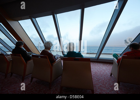 ältere Passagiere Lesebücher auf der Aussichtsplattform des Hurtigruten Schiff MS Midnatsol Norwegen Europa Stockfoto