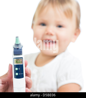 Thermometer mit 36,6 Celsius Grad auf defokussierten glückliches Kind Hintergrund. Konzept der gesunden Babys. Stockfoto