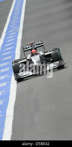 Deutscher Rennfahrer Michael Schumacher Mercedes GP fährt mit seinem Auto durch die Boxengasse während der dritten Training auf der Rennstrecke von Spa-Francorchamps in der Nähe von Spa, Belgien, 28. August 2010. Die 2010 ist Formel 1 Grand Prix von Belgien am 29. August 2010 statt. Foto: PETER STEFFEN Stockfoto