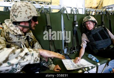 Präsident des Deutschen Bundestages, Norbert Lammert (R), spricht mit einem Soldaten der deutschen Bundeswehr auf seinem Weg von Mazar-i-Sharif, Kunduz, Nordafghanistan, 29. August 2010. Lammert besucht Streitkräfte der Bundeswehr mit der International Security Assistance Force (ISAF) und Bundesminister der Verteidigung Karl-Theodor Zu Guttenberg. Foto: FABRICIO BENSCH Stockfoto