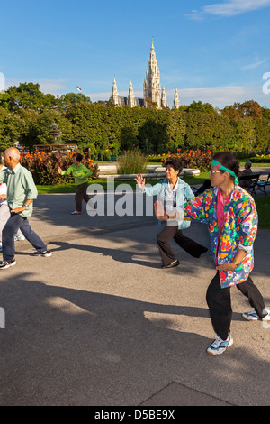 Tai Chi im Volksgarten, Stadtzentrum von Wien, Österreich Stockfoto