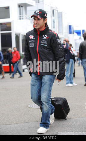 Deutsche Formel 1 pilot Timo Glock von Team Virgin Racing kommt mit seiner Gang bei Fahrer Fahrerlager vor dem Start des belgischen Grand Prix auf der Rennstrecke von Spa-Francorchamps in Spa-Francorchamps, Belgien, 29. August 2010. Foto: Peter Steffen Stockfoto