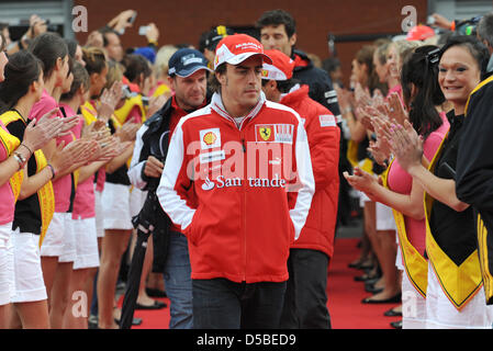 Spanische Formel 1 pilot Fernando Alonso (C) der Ferrari-Team kommt für die Fahrer-Parade vor dem Start des belgischen Grand Prix auf der Rennstrecke von Spa-Francorchamps in Spa-Francorchamps, Belgien, 29. August 2010. Foto: Peter Steffen Stockfoto