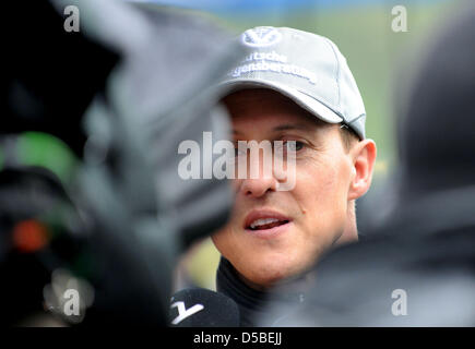 Deutsche Formel 1 pilot Michael Schumacher Team Mercedes GP, im Gespräch mit Journalisten nach dem belgischen Grand Prix auf der Rennstrecke von Spa-Francorchamps in Spa-Francorchamps, Belgien, 29. August 2010. Foto: Peter Steffen Stockfoto