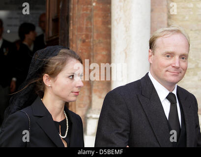 Prinz Carlos und Prinzessin Annemarie de Bourbon de Parme Teilnahme an der Beerdigung von Prinz Carlos Hugo von Bourbon de Parme in der Basilika Santa Maria della Steccata in Parma, Italien, 28. August 2010. Prinz Carlos Hugo starb am 18. August 2010 in Barcelona. Foto: Albert Nieboer Stockfoto