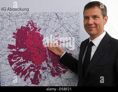 Deutsche Telekom-CEO René Obermann erläutert eine vierte Mobilfunkgeneration LTE-Station, die Inbetriebnahme in Kyritz, Deutschland, 30. August 2010. Foto: Britta Pedersen Stockfoto