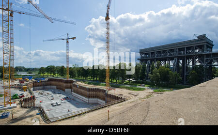 Die große Baugrube mit der Gründung der neuen Schiffshebewerk abgebildet ist, zeigt das alte Schiffshebewerk im Hintergrund in Niederfinow, Deutschland, 25. August 2010. Bau, was rund 285 Millionen Euro kostet, läuft noch bis 2014 und soll ein Magnet für ca. 300.000 Besucher pro Jahr. Foto: Patrick Pleul Stockfoto