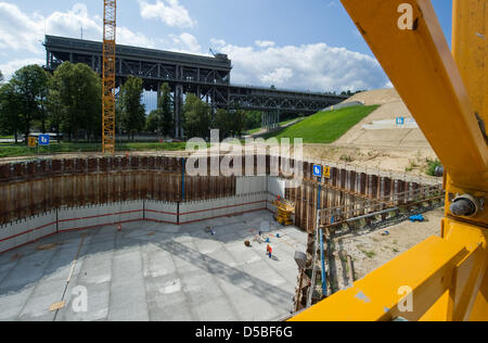 Die große Baugrube mit der Gründung der neuen Schiffshebewerk abgebildet ist, zeigt das alte Schiffshebewerk im Hintergrund in Niederfinow, Deutschland, 25. August 2010. Bau, was rund 285 Millionen Euro kostet, läuft noch bis 2014 und soll ein Magnet für ca. 300.000 Besucher pro Jahr. Foto: Patrick Pleul Stockfoto