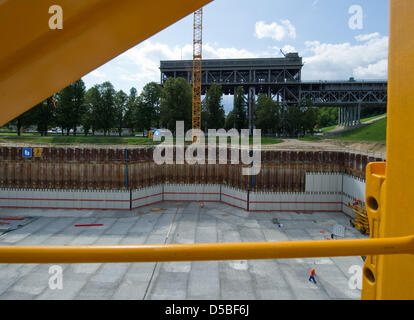 Die große Baugrube mit der Gründung der neuen Schiffshebewerk abgebildet ist, zeigt das alte Schiffshebewerk im Hintergrund in Niederfinow, Deutschland, 25. August 2010. Bau, was rund 285 Millionen Euro kostet, läuft noch bis 2014 und soll ein Magnet für ca. 300.000 Besucher pro Jahr. Foto: Patrick Pleul Stockfoto