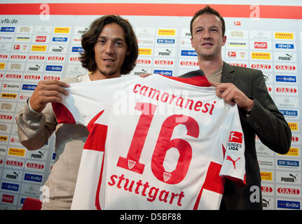 Italienische Mittelfeldspieler Mauro Camoranesi (L) und Sportdirektor Fredi Bobic präsentieren Camoranesis Trikot für deutschen Bundesligisten VfB Stuttgart in Stuttgart, Deutschland, 31. August 2010. Der Weltmeister von 2006 verlässt Juventus F.C. und schließt mit Stuttgart einen Vertrag bis 2011. Medienberichten zufolge beträgt die Ablösesumme 2 Millionen Euro. Foto: Uwe Anspach Stockfoto