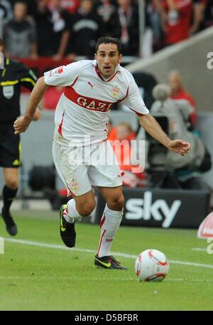 Stuttgarts Cristian Molinaro steuert den Ball beim Bundesligaspiel VfB Stuttgart gegen Dortmund im Stadion Mercedes-Benz-Arena in Stuttgart, Deutschland, 29. August 2010. Dortmund besiegt Stuttgart mit 3: 1. Foto: MARIJAN MURAT Stockfoto