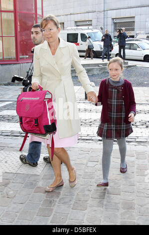 Ein Kindermädchen abfällt Prinzessin Laetia Maria von Belgien, Tochter von Prinz Lorenz und Prinzessin Astrid, in der Schule in Sint-Jan Berchmanscollege in Brüssel, Belgien, 1. September 2010. Foto: Patrick van Katwijk Stockfoto