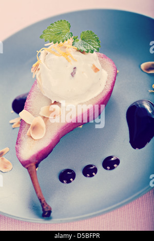 Abschaltung eines Tellers mit Birne Dessert hautnah Stockfoto