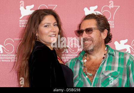 US-Regisseur Julian Schnabel und seine Tochter, die Schauspielerin Stella, besuchen Sie den Fototermin für den Film "Miral" während der 67. Internationalen Filmfestspiele Venedig im Palazzo del Casin  in Venedig, Italien, am 2. September 2010. Der Film ist im internationalen Wettbewerb 'Venezia 67' auf dem Festival läuft von 01 bis 11. September 2010 präsentiert. Foto: Hubert Boesl Stockfoto