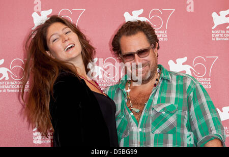 US-Regisseur Julian Schnabel und seine Tochter, die Schauspielerin Stella, besuchen Sie den Fototermin für den Film "Miral" während der 67. Internationalen Filmfestspiele Venedig im Palazzo del Casin  in Venedig, Italien, am 2. September 2010. Der Film ist im internationalen Wettbewerb 'Venezia 67' auf dem Festival läuft von 01 bis 11. September 2010 präsentiert. Foto: Hubert Boesl Stockfoto