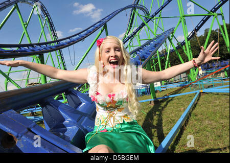 TV-Moderatorin, die Susanne Frommert (tragen Dirndlpunk von Angelika Zwerenz) auf den Spuren der Alpina Achterbahn auf dem Oktoberfest stellt Gelände in München, Deutschland, 2. September 2010. Sie trägt eine exklusive Dirndl Kleid und präsentiert aktuelle Dirndl-Trend. Wie in jedem Jahr werden viele Oktoberfest-Besucher die Trachten tragen. Foto: Felix Hoerhager Stockfoto