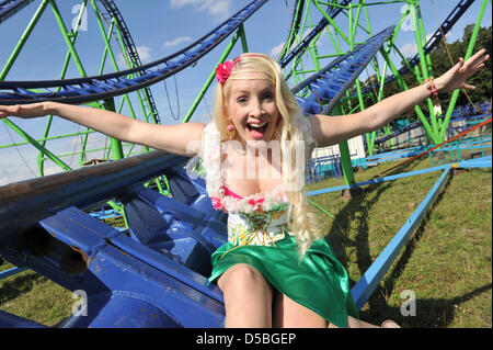 TV-Moderatorin, die Susanne Frommert (tragen Dirndlpunk von Angelika Zwerenz) auf den Spuren der Alpina Achterbahn auf dem Oktoberfest stellt Gelände in München, Deutschland, 2. September 2010. Sie trägt eine exklusive Dirndl Kleid und präsentiert aktuelle Dirndl-Trend. Wie in jedem Jahr werden viele Oktoberfest-Besucher die Trachten tragen. Foto: Felix Hoerhager Stockfoto