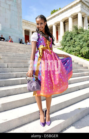 Modell Sara Nuro (Germanys Next Topmodel 2009, tragen von Re-Kitz) stellt auf der Treppe vor Bavaria-Statue auf dem Oktoberfest-Gelände in München, Deutschland, 2. September 2010. Sie trägt eine exklusive Dirndl Kleid und präsentiert den aktuellen Dirndl-Trend. Wie in jedem Jahr werden viele Oktoberfest-Besucher die Trachten tragen. Foto: Felix Hoerhager Stockfoto