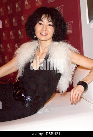 Hong Kong Schauspielerin Maggie Cheung besucht eine Pressekonferenz Oni der Film "Der Leopard" während der 67. Internationalen Filmfestspiele in Venedig, Italien, 3. September 2010. Der Film wird im Abschnitt "Retrosprective" auf dem Festival läuft von 01 bis 11. September 2010 vorgestellt. Foto: Hubert Boesl Stockfoto