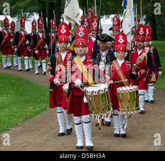 Die so genannte Potsdam Riesen März bis ihr Biwak in Koenigs Wusterhausen, Deutschland, 4. September 2010. Ein großes Biwak feiert das 10-jährige Jubiläum des Koenigs Wusterhausens restaurierten Palast und der 20. Jahrestag der Potsdam Riesen, sobald eine preußische Infanterie-regiment aus größer-als-durchschnittlichen Soldaten. Foto: Patrick Pleul Stockfoto