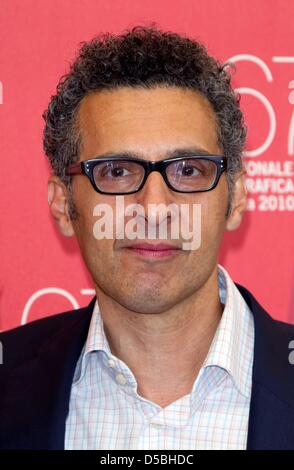 US-Schauspieler und Regisseur John Turturro besucht die Photocall zum Film "Passione" auf dem 67. jährlichen Venedig Film Festival in Venedig, Italien, 4. September 2010. Der Film ist außer Konkurrenz auf dem Festival läuft vom 01. bis 11. September vorgestellt. Foto: Hubert Boesl Stockfoto