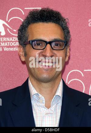 US-Schauspieler und Regisseur John Turturro besucht die Photocall zum Film "Passione" auf dem 67. jährlichen Venedig Film Festival in Venedig, Italien, 4. September 2010. Der Film ist außer Konkurrenz auf dem Festival läuft vom 01. bis 11. September vorgestellt. Foto: Hubert Boesl Stockfoto