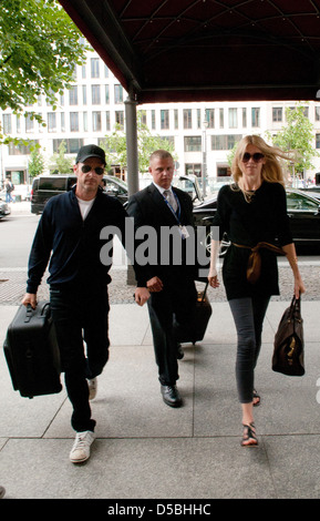 Claudia Schiffer und Ehemann Matthew Vaughn Ankunft im Hotel Adlon. Berlin, Deutschland Stockfoto