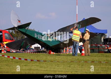 Ein Abgestürtzter Doppeldecker-so bin Sonntag (05.09.2010) Bei Schnaittach (Mittelfranken) Auf Dem Segelflugplatz Lauf-Lillinghof. Studienabschnitte Einer Flugshow ist Das Flugzeug aus Noch Ungeklärter Rosalind Beim Starten in Die Zuschauermenge Gestürtzt. Dabei Kamen Eine Person Ums Leben, Etwa 20 Personen Wurden Verletzt. Foto: Daniel Karmann Dpa/lby Stockfoto