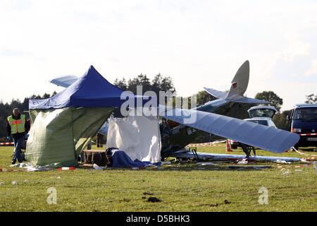 Ein Abgestürtzter Doppeldecker-so bin Sonntag (05.09.2010) Bei Schnaittach (Mittelfranken) Auf Dem Segelflugplatz Lauf-Lillinghof. Studienabschnitte Einer Flugshow ist Das Flugzeug aus Noch Ungeklärter Rosalind Beim Starten in Die Zuschauermenge Gestürtzt. Dabei Kamen Eine Person Ums Leben, Etwa 20 Personen Wurden Verletzt. Foto: Daniel Karmann Dpa/lby Stockfoto