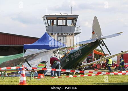 Ein Abgestürtzter Doppeldecker-so bin Sonntag (05.09.2010) Bei Schnaittach (Mittelfranken) Auf Dem Segelflugplatz Lauf-Lillinghof. Studienabschnitte Einer Flugshow ist Das Flugzeug aus Noch Ungeklärter Rosalind Beim Starten in Die Zuschauermenge Gestürtzt. Dabei Kamen Eine Person Ums Leben, Etwa 20 Personen Wurden Verletzt. Foto: Daniel Karmann Dpa/lby Stockfoto