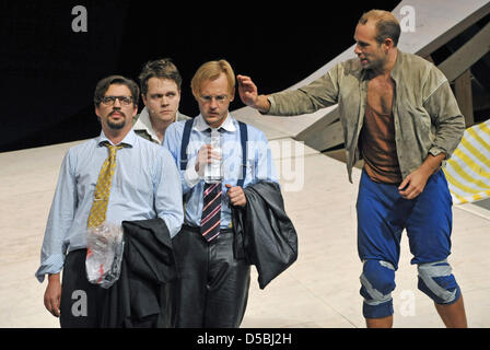 Shakespeares Drama "The Tempest" wird am Deutschen Nationaltheater in Weimar, Deutschland, 1. September 2010 geprobt. Auf der Bühne sind Andreas Bittl, Christian Ehrich, Martin Butzke und Simon Zagermann (L-R). Corinna von Rad leitet, das Bühnenbild wurde von Steffi Wurster entworfen. Das Stück wird am 4. September 2010 premiere. Foto: Martin Schutt Stockfoto