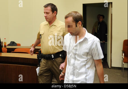 Die 18-j hrige Beklagte Sebastian L. (R) Arrioves für die Verkündigung des sein Urteil am District Court von München, 6. September 2010. Die 19 jährige Markus S. eine neun Jahre und zehn Monate-Haft wegen Mordes verurteilt, Sebastian L. 18-Year-Old zu einer sieben Jahre Haft für schwere Körperverletzung mit tödlichen Folgen verurteilt wurde. Etwa ein Jahr ein Stockfoto