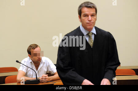 Der 18-j hrige Angeklagte Sebastian L. (L) und sein Anwalt Jochen Ringler (R) kommen für die Verkündigung des sein Urteil am District Court von München, 6. September 2010. Das Gericht verurteilte 19 jährige Markus S. eine neun Jahre und zehn Monate-Haft wegen Mordes, 18 Jahre alte Sebastian L., eine siebenjährige Haftstrafe für schwere Körperverletzung mit le verurteilt wurde Stockfoto