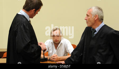 Die 18-j hrige Beklagte Sebastian L. (C) und seine Anwälte Jochen Ringler (L) und Roland Autenrieth (R) warten auf die Verkündigung des sein Urteil am District Court von München, 6. September 2010. Das Gericht verurteilte 19 jährige Markus S. eine neun Jahre und zehn Monate-Haft wegen Mordes, 18 Jahre alte Sebastian L., eine siebenjährige Haftstrafe für Entdekung verurteilt wurde Stockfoto