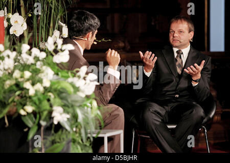 Deutscher Wissenschaftsjournalist und TV Host Ranga Yogeshwar (L) Interviews Tschechische Wissenschaftler Jiri Friml, Gewinner des 2010 Koerber European Science Award, bei der Preisverleihung in Hamburg, Deutschland, 7. September 2010. Mit 750.000 Euro dotierten Körber europäischen Science Award wird zum 26. Mal verliehen. Molekularbiologe und Biochemiker Jiri Friml forscht in der geneti Stockfoto