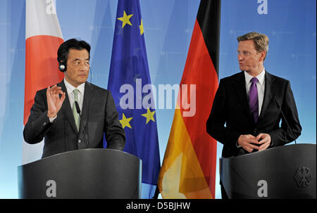 German Foreign Minister Guido Westerwelle (R) und seinem japanischen Amtskollegen Katsuya Okada (L) liefern eine Pressekonferenz im Auswärtigen Amt in Berlin, Deutschland, 7. September 2010. Foto: RAINER JENSEN Stockfoto