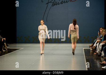 Modelle bei Cpd-Signaturen Modemesse in Düsseldorf Frühjahr / Sommer 2012 - Aleksandra Kmiecik - Laufsteg, bei Vorgesetzten ausgewählt Stockfoto
