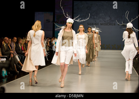 Modelle bei Cpd-Signaturen Modemesse in Düsseldorf Frühjahr / Sommer 2012 - Sabine Mescher - Laufsteg, bei Vorgesetzten ausgewählt Stockfoto