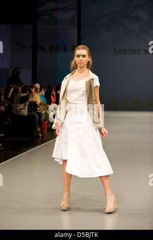 Model bei Cpd-Signaturen Modemesse in Düsseldorf Frühjahr / Sommer 2012 - Sabine Mescher - Laufsteg, bei Vorgesetzten ausgewählt Stockfoto
