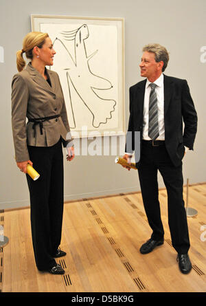 Sterben, Ehefrau des Bundespräsidenten, Bettina Wulff Und der Ehemann der Bundespräsidentin der Schweizerischen Eidgenossenschaft, Roland Hausin Stehen am Mittwoch (08.09.2010) Studienabschnitte des Partnerprogramms Im Kunstdepot Im Zentrum Paul Klee in Bern Vor Pablo Picassos "Fraufigur" (1927). Zum Ersten Staatsbesuch Reiste Das Bundespräsidentenpaar bin Mittwoch Für Zwei Tage in Die Schweiz. Fo Stockfoto