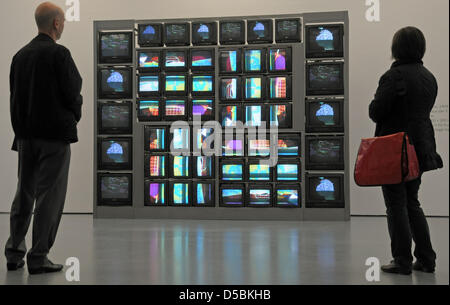 Leute Stehen Bei Einer Pressekonferenz Anläßlich der Ausstellung Mit Werken des Koreanischen Medienkünstlers "Nam June Paik" (1932-2006) Vor der Vodioinstallation "Internet-Traum" bin Donnerstag (09.09.2010) Im Museum Kunst Palast in Düsseldorf. Der Amalienstraße Nam June Paik Zählt Zu Den Einflussreichsten Künstlern des 20. Und 21. Jahrhunderts. Sein Werk Zeichnet aus, Dass es Immer wied Stockfoto