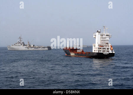 Ein William Farmerie / US Navy Handout Bild bietet das US-Marine amphibious Transport Dock Schiff "USS Dubuque (LPD 8)" (C), mit der türkische Fregatte TCG Gokceada während eines Board und Beschlagnahme-Vorgangs durch das US Marine Corps 15. Marine Expeditionary Unit, Raid-Force Meerespolitik, an Bord Dubuque im Golf von Aden, 9. September 2010 in Angriff genommen. Das deutsche Motorschiff M/V Magellan Star w Stockfoto