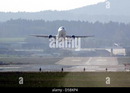 (Datei) - ein Datei-Bild datiert 1. April 2004 Funktionen eines Flugzeugs als es vom Flughafen in Zürich beginnt. Der Europäische Gerichtshof hat das deutsche Verbot der nächtlichen Flüge über deutsches Gebiet am 9. September 2010 bestätigt. Die Schweizer Regierung hatte eine Klage über Flüge nach Zürich. Foto: Patrick Seeger Stockfoto