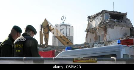 Zwei Polizisten stehen in Fron des Standortes Abriss des Nordflügels des Bahnhofs in Stuttgart, Deutschland, 10. September 2010. Die Milliarden-Euro-Projekt ' Stuttgart 21' plant den Wiederaufbau des Hauptbahnhofes zu einem unterirdischen Gebäude mit Anbindung an ein ICE-Bahn-Anschluss nach Ulm. Foto: Marijan Murat Stockfoto