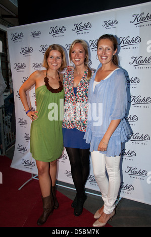 Angela Finger-Erben und Miriam Lange Roberta Bieling bei Kiehl's Charity Vernissage in der Arty Farty Gallery. Köln, Deutschland- Stockfoto